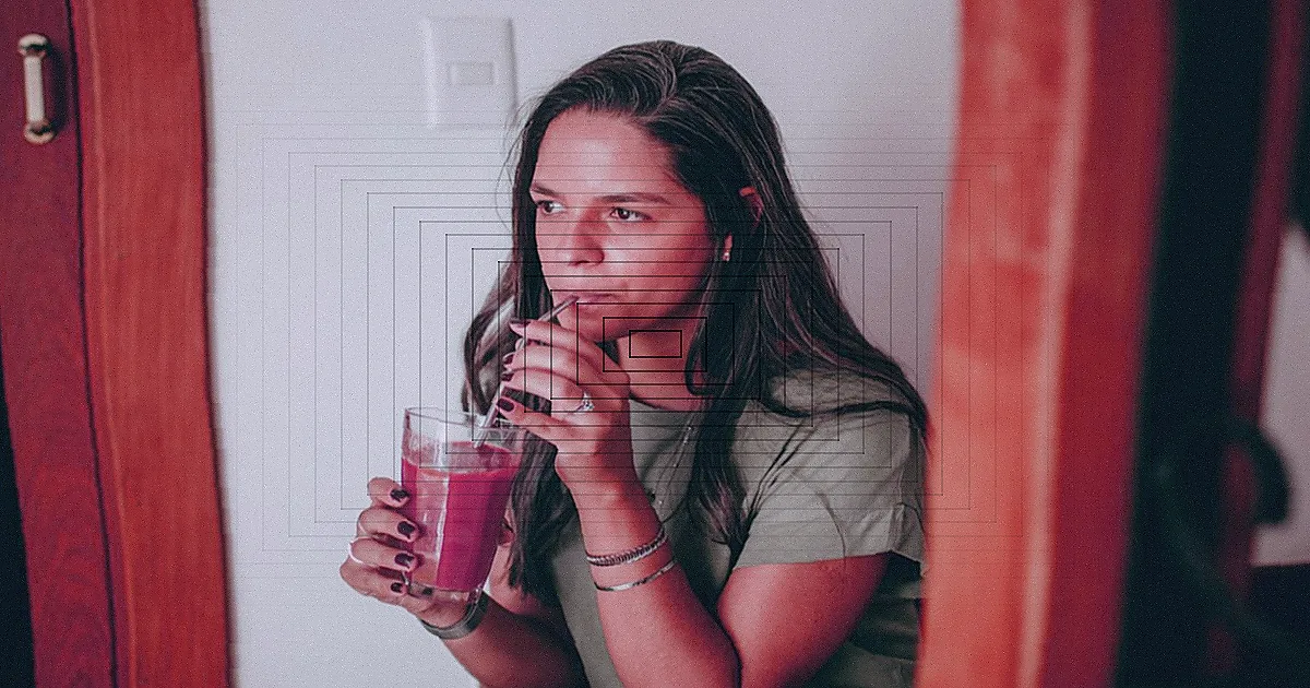 Vibrant fruit juices in mason jars with colorful straws, perfect for a summer refreshment. — Foto: Kindel Media / Pexels